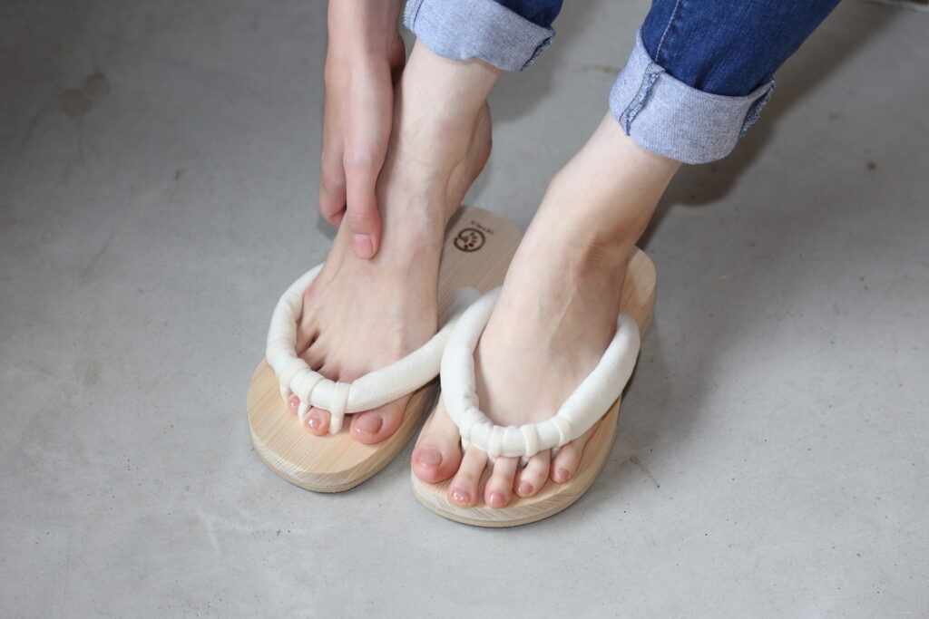 Grip the Toe Divider Lightly